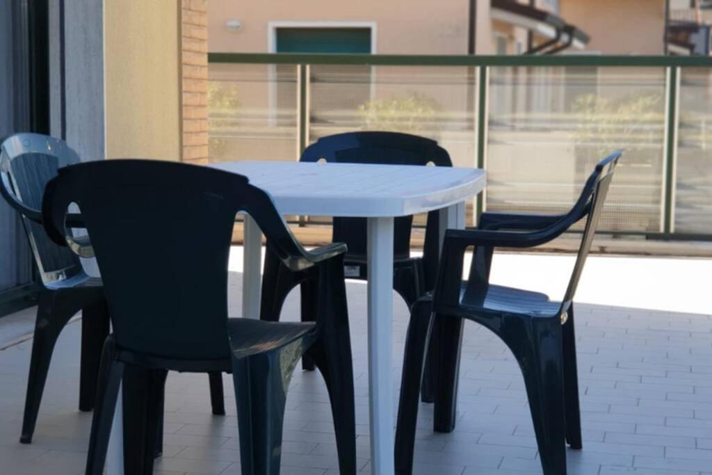 Appartamento Nuovo Centralissimo 150 Mt Dal Mare Лідо-ді-Єзоло Екстер'єр фото